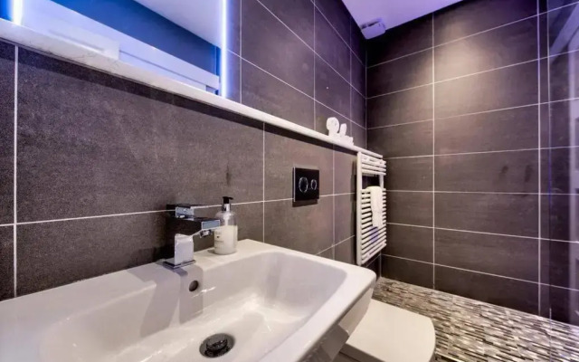 Ultra Modern, West End Village, Refurbished 1 bed