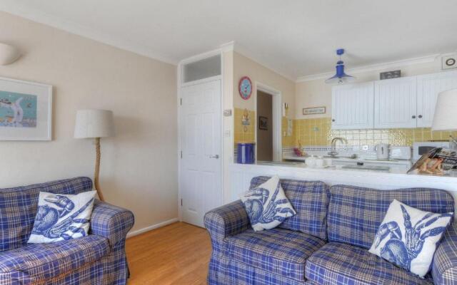 6 Bay View Court