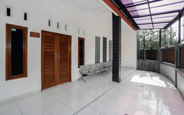 Falisha Homestay Syariah by OYO Rooms