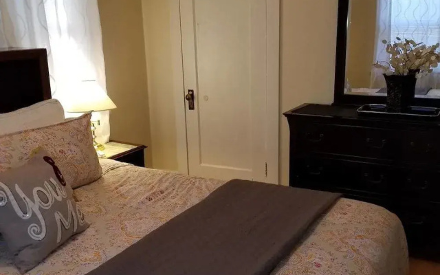 Lovely 1 King Bed- Walk Downtown Pet Ok - фото 3