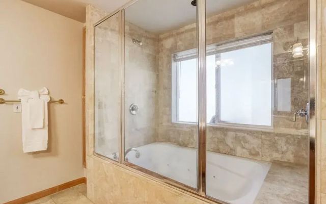 Montgomery Estates Bliss - Hot Tub, Pets, Family Fun!