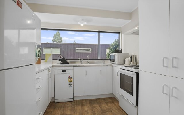 Modern Central Home - Parking & Aircon
