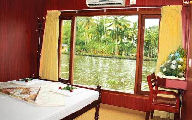 Cosy Houseboats