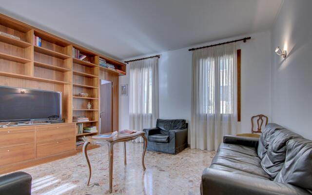 Sunny Canalview 4Pax, Wifi, Aircond