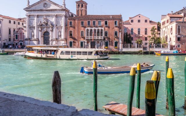 Admiral Emo Palace Over Canal Grande