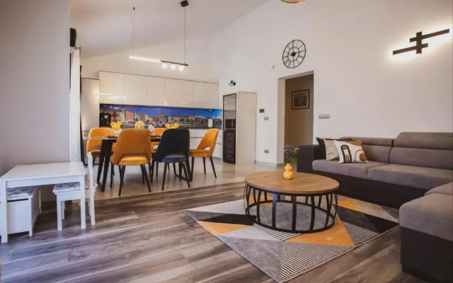 A2 - Luxury apt w Terrace, Gym, Jacuzzi & Sauna