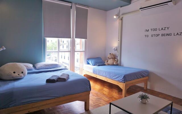 Two Gals And The Pig - Hostel