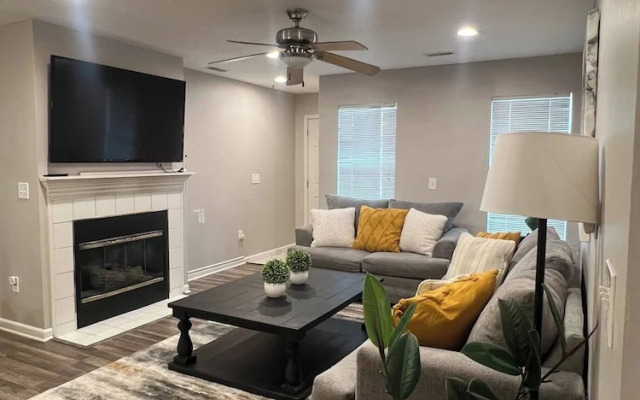 Fantastic Get Away Condo In Strongsville!