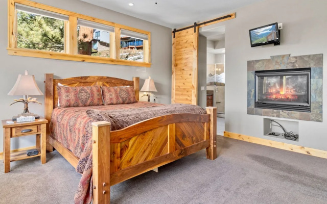 Garlands' Alpine Lodge Luxury Vacation At Windcliff 3 Bedroom Home by RedAwning