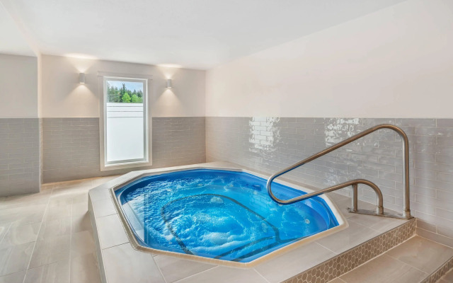Velora Hinton, Ascend Hotel Collection