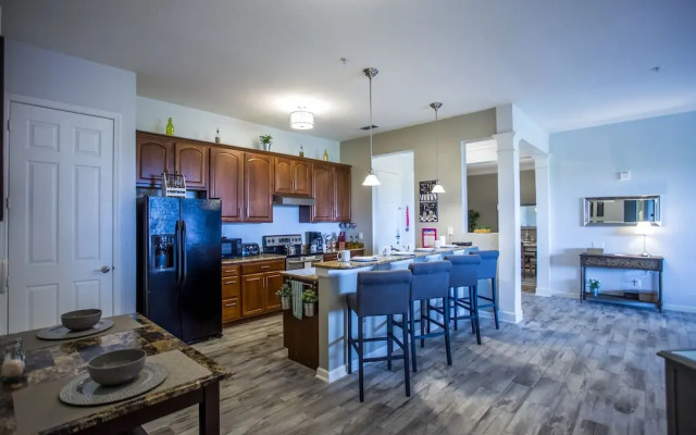 Altavista Lakeview 3 Bedroom Condo by RedAwning