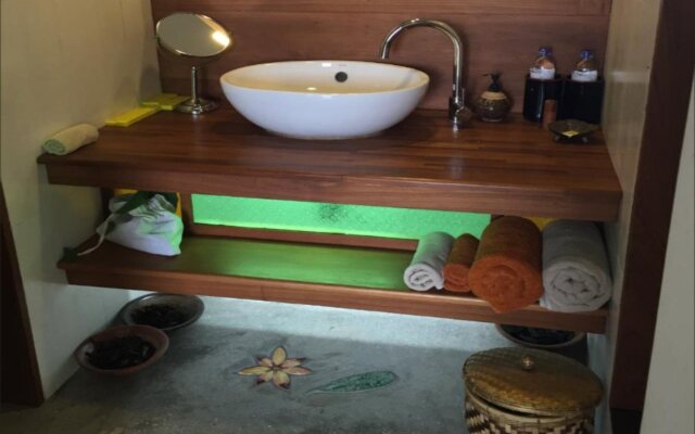 Thanakha Inle Hotel