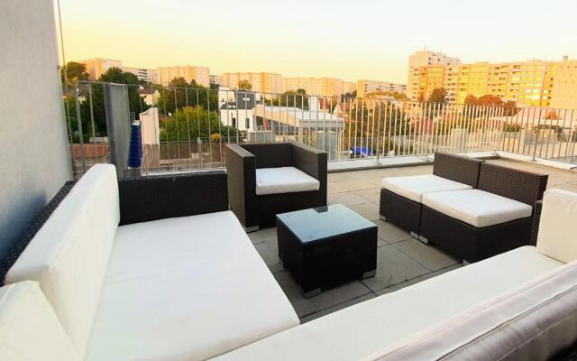 Rooftop Terrace, free garage parking and Pool!