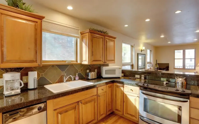 Patio & Mountain Views: Central Ouray Getaway!