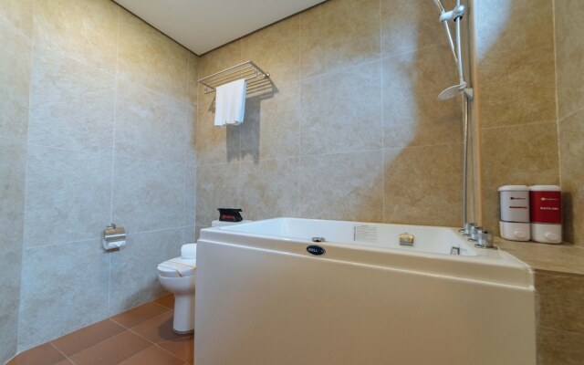 RedDoorz Premium near Health Centrum Banica