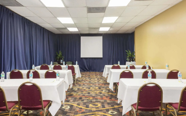 Days Inn by Wyndham Lafayette/University