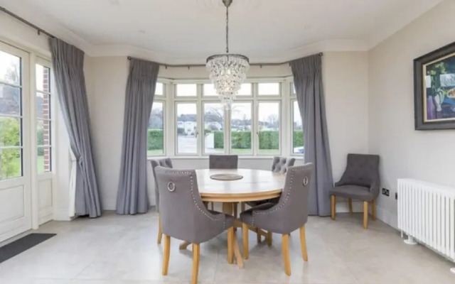 Stunning 5-bed House in London