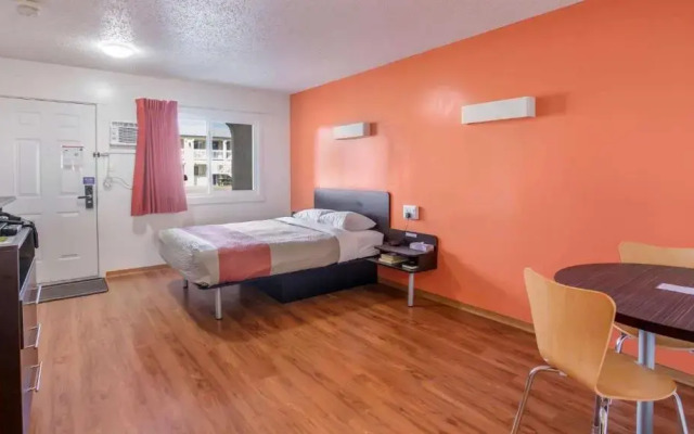 Motel 6-Camrose, AB