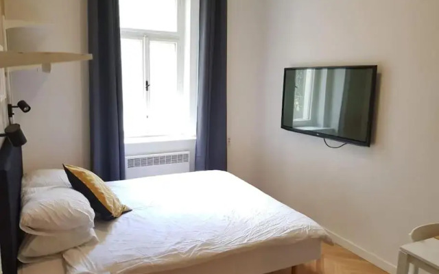 Stylish studio apartment by Namesti Miru