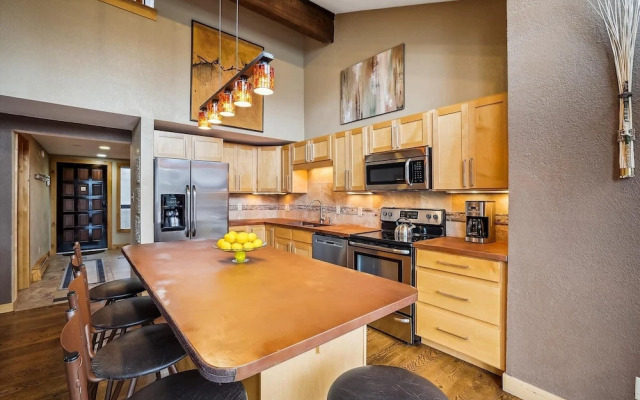 4 O'clock Lodge A16 1 Bedroom Condo by RedAwning