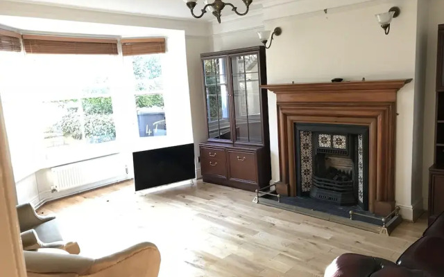 Melrose Lodge 4-bedroom house 1-bed flat