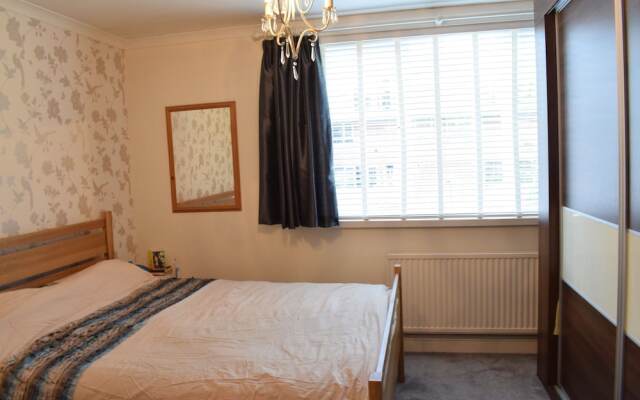 2 Bedroom Maisonette In Islington