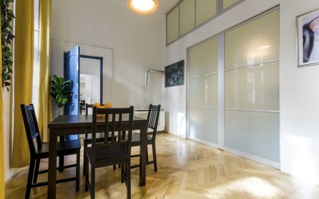 Chic Tarragon Apartments