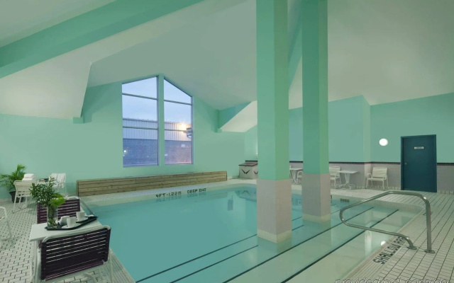 Travelodge by Wyndham Oshawa Whitby