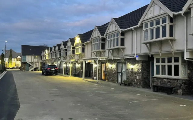 The Elmwood Motel