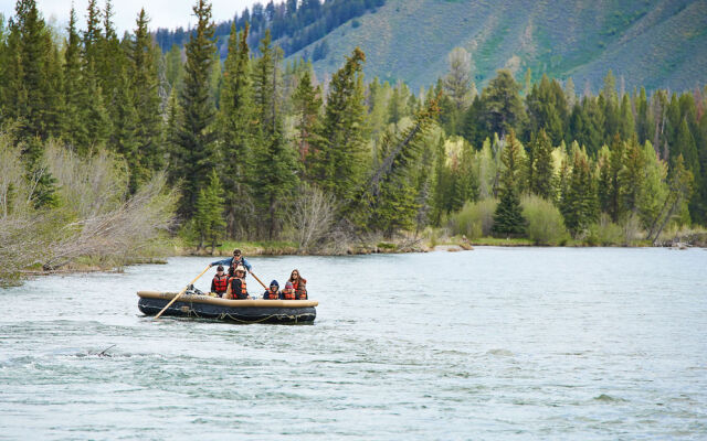 Headwaters Lodge & Cabins at Flagg Ranch