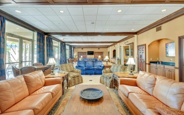 Auburn Retreat w/ Balcony - Walk to Campus!