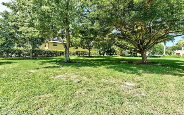 Le Monaco - Romantic 1 BR Condo Steps from 5th Ave S. Chic Coastal Retreat with King Bed and Beach Access. Perfect Location for Couples Near Dining, Shopping, and Naples Beach