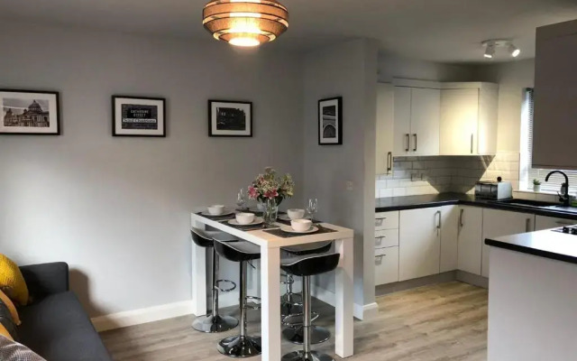 City Centre Townhouse-3 Bedrooms & Parking - Excellent Location