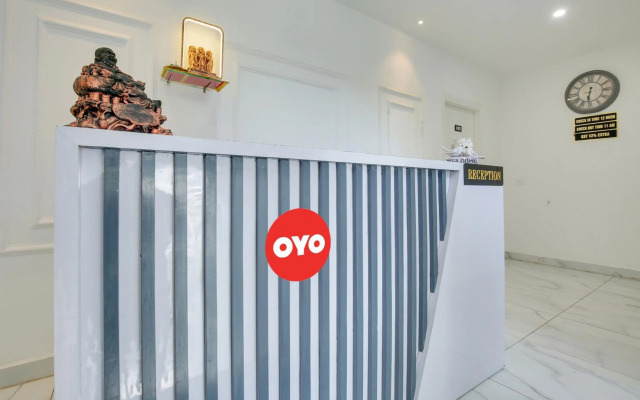 OYO Flagship 80590 Sky White House
