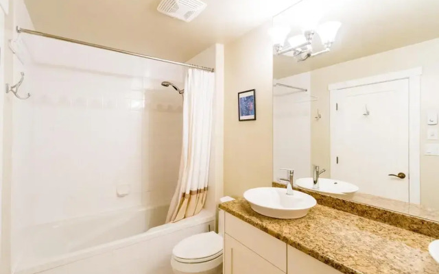 Spacious Town Home With Private Hot Tub