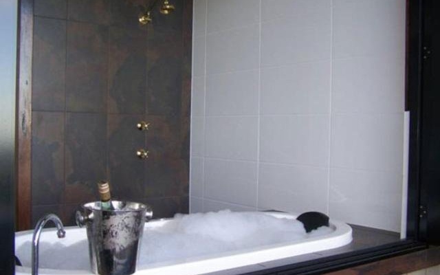 At Remingtons Private Cottages & Lodge – Bathroom – Montville