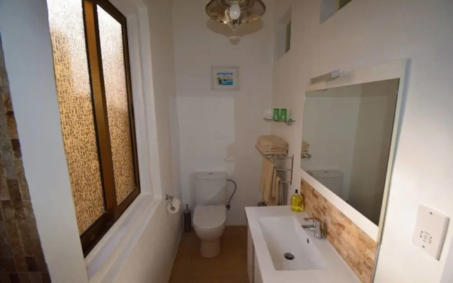 Stylish Maltese Retreat- Stunning Water Views & AC