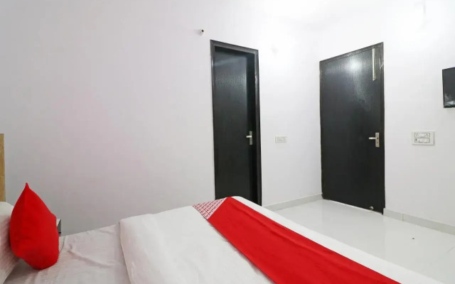 Red Carmine by OYO Rooms