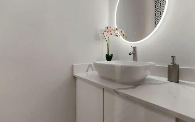 Luxurious Midtown Home Rooftop Views by Silverx