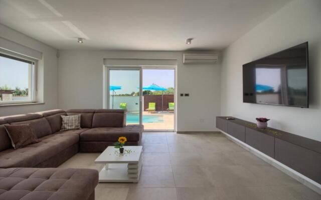 Modern villa Nerina with private pool near Pula