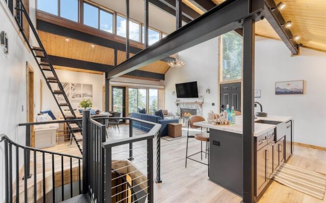 Lake View, Firepit, Game Room Remodeled Lake Tahoe Luxury Cabin by Avantstay