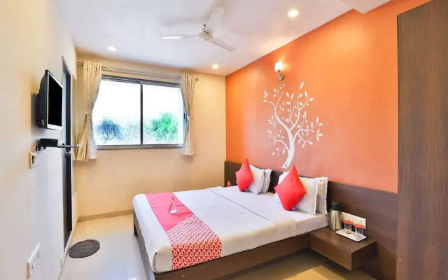 OYO 2466 Laljis Hotel