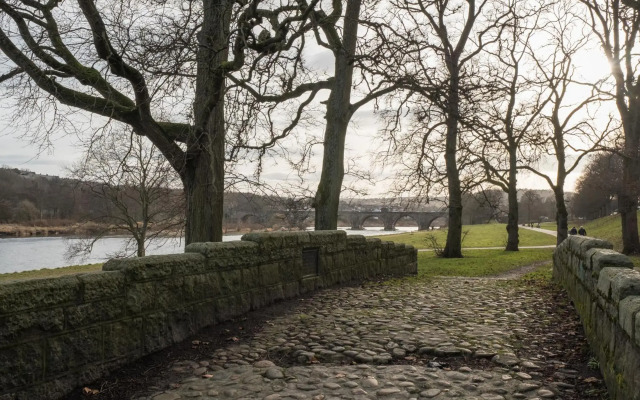 Marks At The Manor Luxury Riverside Apartments - Sleeps up to 4, with Parking and Sky TV