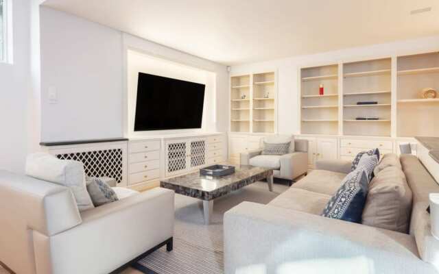 The Heart of Chelsea - Modern & Bright 3BDR Home with Gym, Parking & Patio