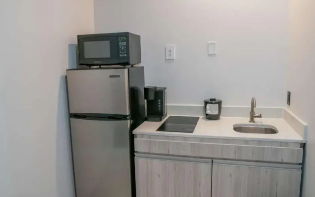 Comfeeni Inn and Suites