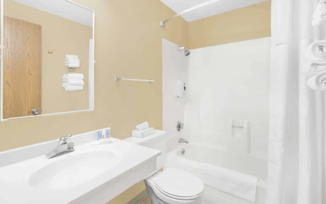 Super 8 by Wyndham Watertown