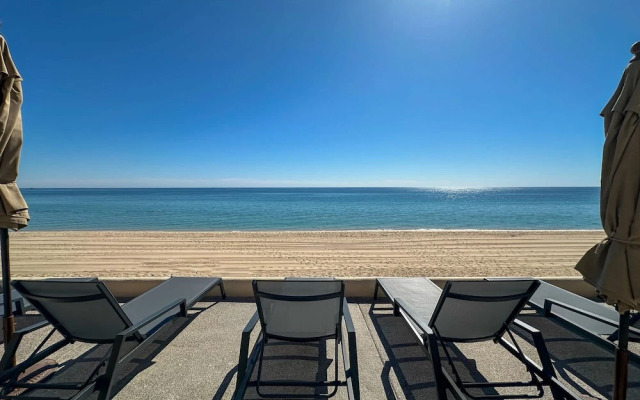 Steps to Sandy Beach Pool Renovated 2BR Condo