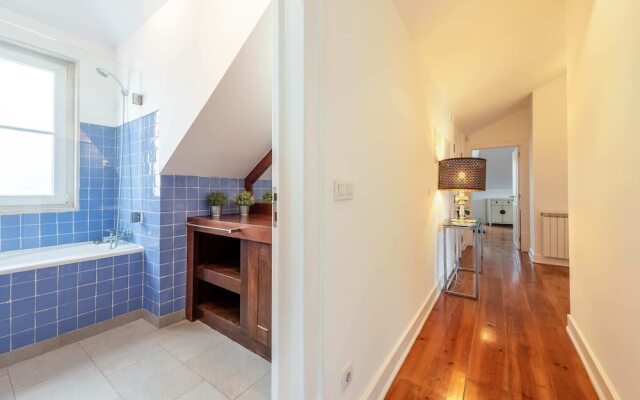 Rustic-style Apt Near Bairro Alto