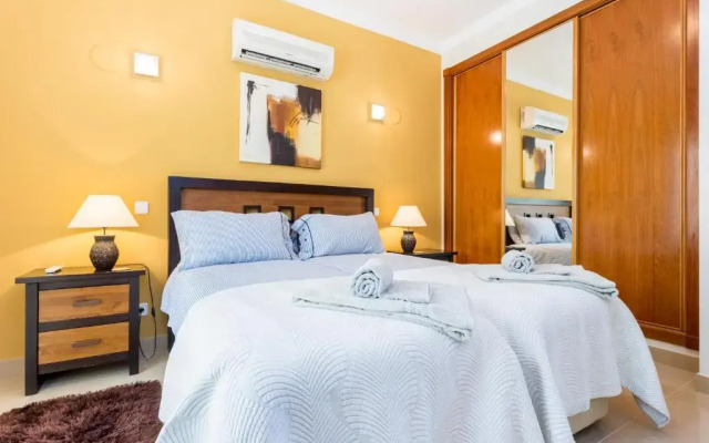 CoolHouses Algarve Luz, 5 bed villa & pool, Casa N