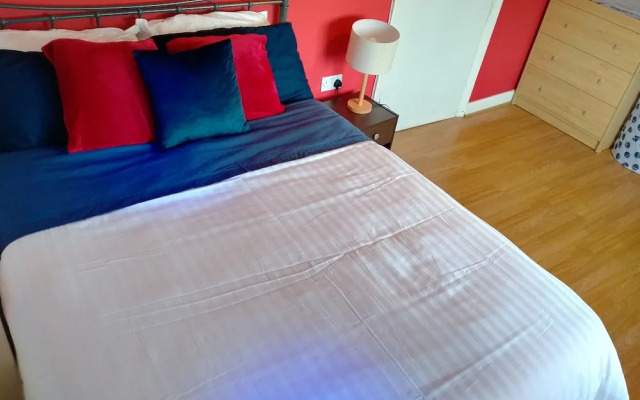 Spacious 3bed House in Walsall With Parking Onsite
